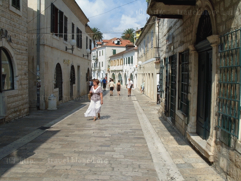 Улицы старого города Герцег Нови намного шире аналогичных улиц в Которе или Будве
